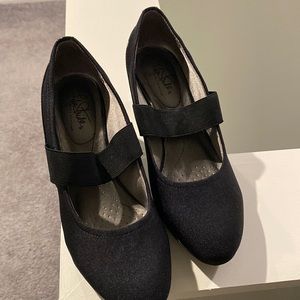 Life stride wedge shoe.